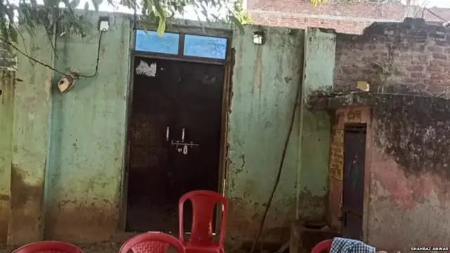 ਰੀਨਾ ਦੇਵੀ ਦੇ ਪਤੀ ਦੋ ਪਹਿਲਾਂ ਹੀ ਦੇਹਾਂਤ ਹੋ ਚੁੱਕਾ ਹੈ ਅਤੇ ਉਨ੍ਹਾਂ ਦਾ ਪੁੱਤਰ ਮਜ਼ਦੂਰੀ ਕਰਦਾ ਹੈ