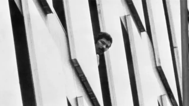 खिडकीतून डोकावणारा एक ओलीस