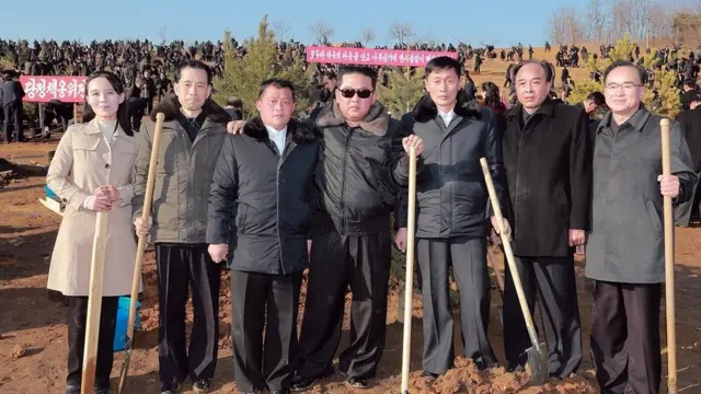 지난달 식수절을 맞아 제2차 초급당비서대회 참가자들과 기념식수에 참여한 김정은 당 총비서와 김여정 노동당 부부장