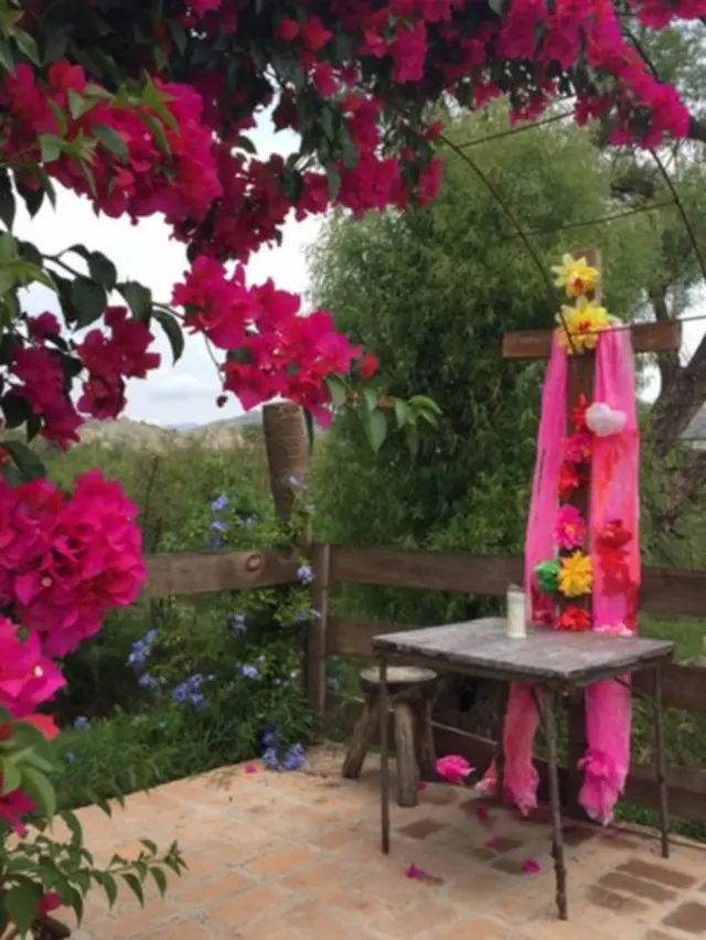 Altar con veladora en memoria de Antonia Jaimes.