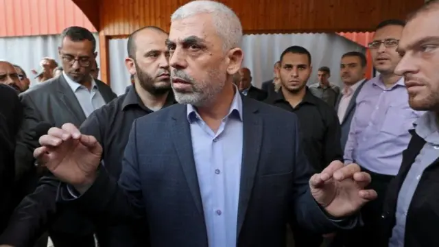 হামাসের শীর্ষ নেতা ইয়াহিয়া সিনওয়ার (ফাইল ফটো)। ইসরায়েলের বিমান তার বাড়িতে হামলা চালিয়েছে