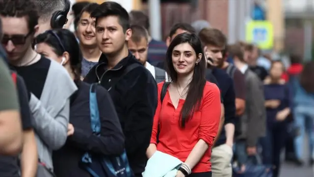 Yandex的智能音箱吸引人们排起了长队,就像西方的高科技产品一样