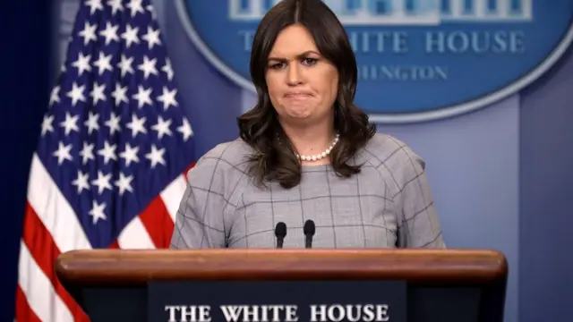 1월 3일 백악관 기자회견장에서 샌더스 백안관 대변인이 트럼프의 발언에 대한 질문을 받고 있다