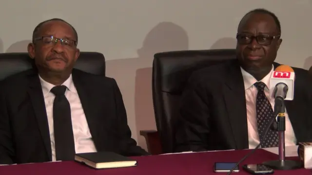 Professa Florence Luwoga,(kushoto) Gavana mpya wa Benki Kuu Tanzania akiambatana Professa Beno Ndulu aliyekuwa gavana mkuu wa benki kuu nchini humo, wakizungumza na waandishi wa habari.