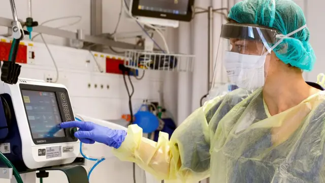 করোনাভাইরাস সংক্রমণের কারণে ডাক্তার নার্স বা স্বাস্থ্যকর্মীদের সংস্পর্শে আসার ব্যাপারে ভীতি তৈরি হয়েছে অনেক দেশেই