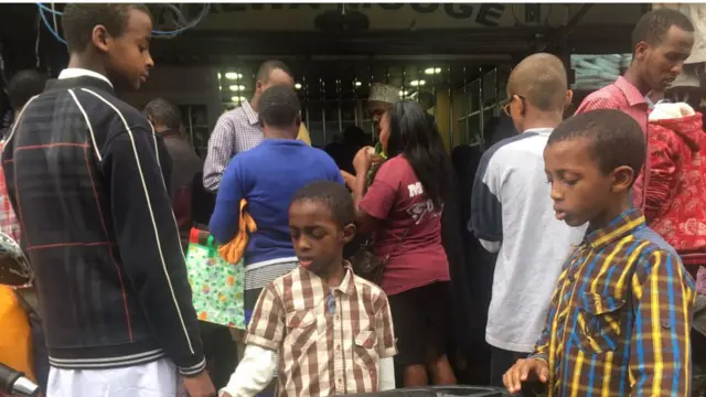 Carruur suuqa loo soo waday si dhar loogu iibiyo