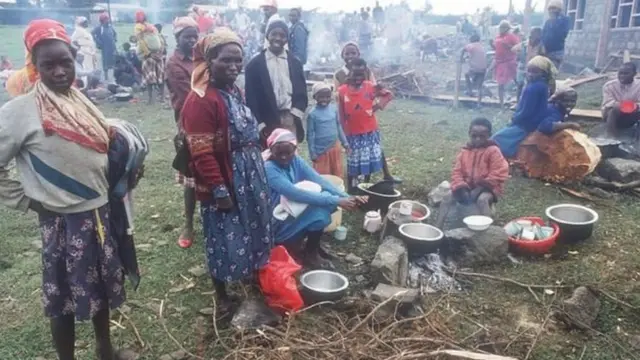 Vita viliwashinikiza makumi ya maelfu ya watu kutoroka nyumba zao