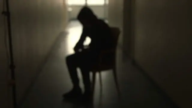 தனியாக ஒருவர் அமர்ந்திருக்கும் நிழல்