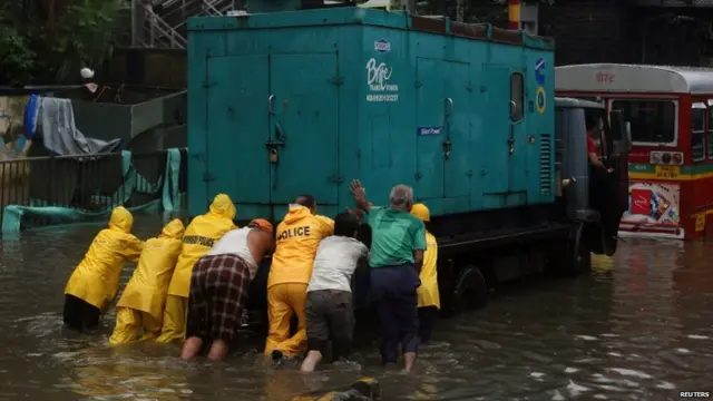 मुंबईतल्या रस्त्यांवर पावसामुळे साचलेलं पाणी