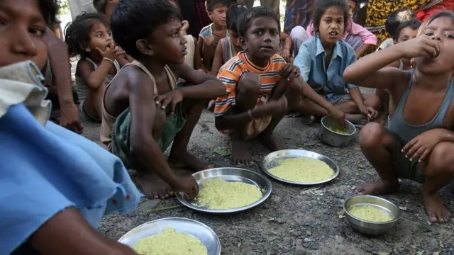 ভারতে খিচুড়ি শুধু শখের মেনু নয়, সাধারণ মানুষের কাছেও খিচুড়ি পুষ্টিকর সস্তার খাবার হিসাবে বিবেচিত।