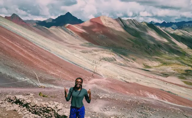 Jessica Anyan-Brown visite la montagne Vinicunca au Pérou.