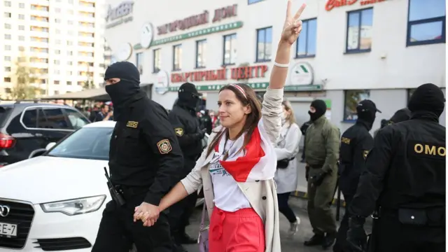 Протестующую ведет омоновец