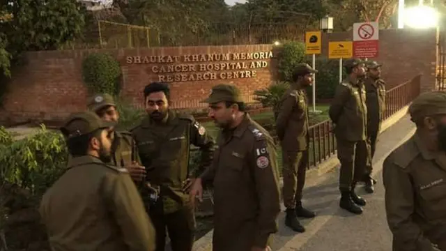 ইমরান খানকে চিকিৎসার জন্য নিয়ে যাওয়া হয় লাহোরের হাসপাতালে