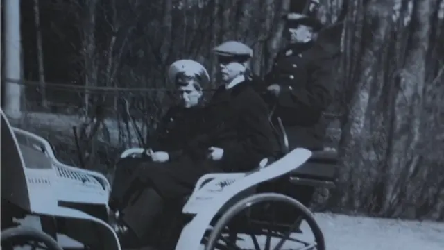 Charles Sydney Gibbes con el zarévich Aléksei, el primogénito de los últimos zares de Rusia.