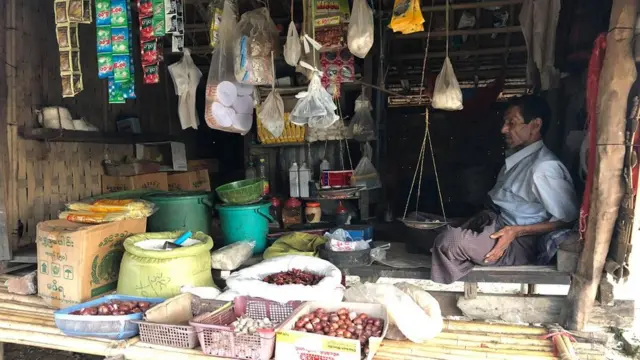 ဒီလို ကုန်စုံဆိုင်လေးကိုလည်း စခန်းထဲမှာ တွေ့ရ