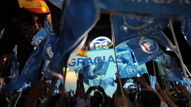 El PP celebra con banderas