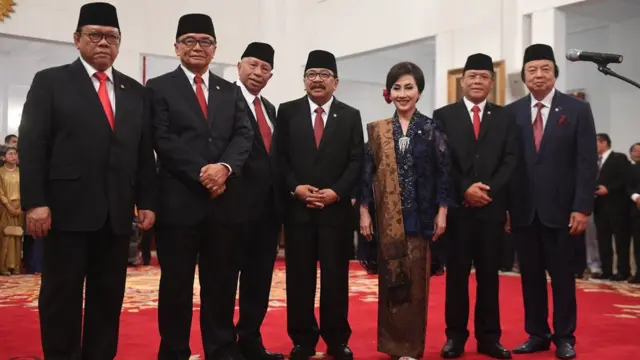 Anggota Dewan Pertimbangan Presiden (Wantimpres), dari kiri, Agung Laksono, Sidharto Danusubroto, Arifin Panigoro, Soekarwo, Putri Kuswisnu Wardani, M Mardiono dan Dato Sri Tahir berpose sebelum upacara pelantikan di Istana Merdeka, Jakarta, Jumat (13/12/2019).
