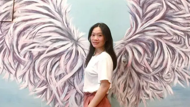 Sophia Huang, uma jovem chinesabwin bonus casinocabelo comprido,bwin bonus casinofrente a um mural pintado com asasbwin bonus casinoanjo