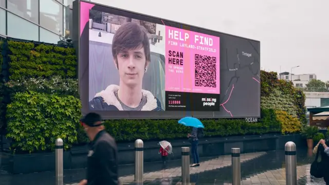 Kayıp ilanlarını 3 boyutlu görsellerle değiştiren bir billboard.