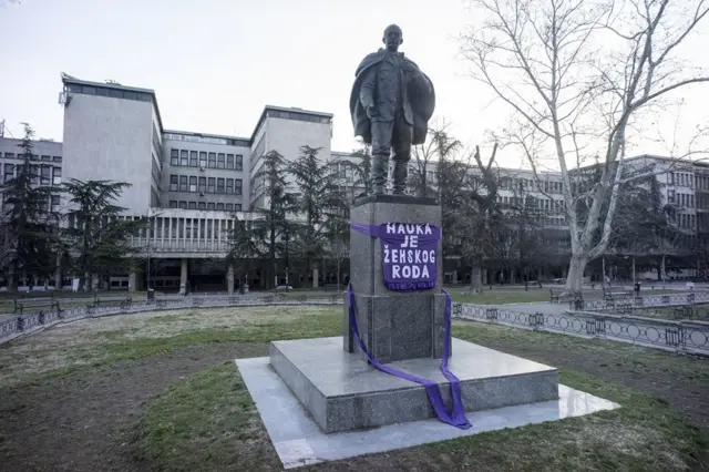 Кецеље на споменицима