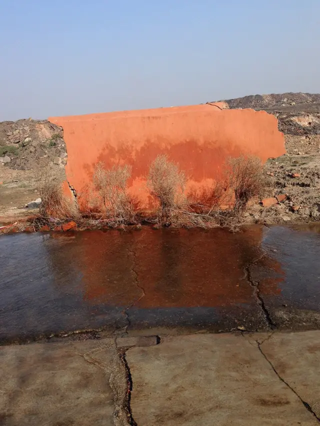 La pared que quedó de un templo destruido en un pueblo cerca de una mina de carbón.