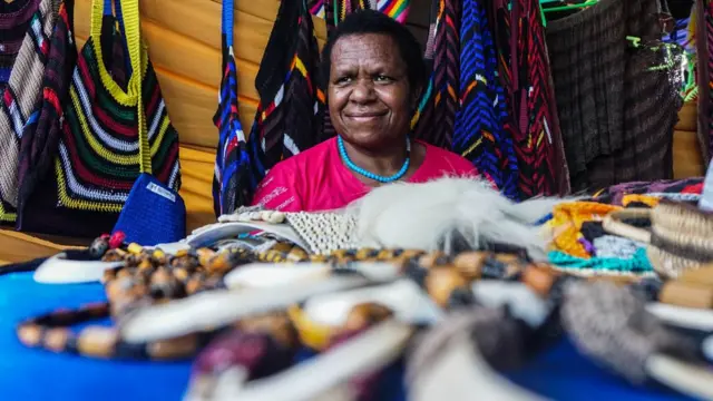 Seorang mama menunggu pengunjung di halaman Kantor Majelis Rakyat Papua (MRP), Jayapura, Papua, Jumat (29/10/2021). MRP menggelar pameran budaya yang diikuti perajin UMKM dari lima wilayah adat Papua yakni Anim Ha, Meepago, Lapago, Saireri dan Tabi.