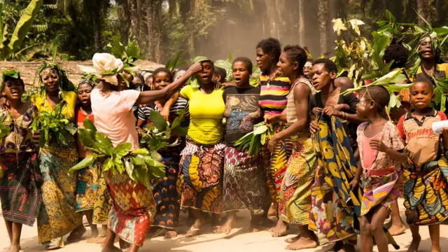 Mulheres da tribo Bayaka cantando