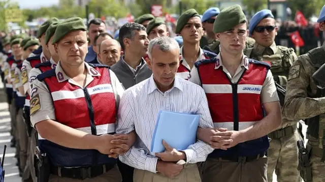Mehmet Dişli askerler eşliğinde mahkemeye götürüldü