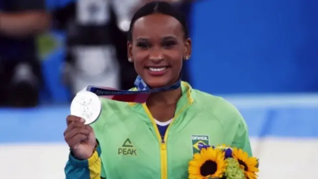 Rebeca posa com medalhacoritiba e santosprata na Olimpíada