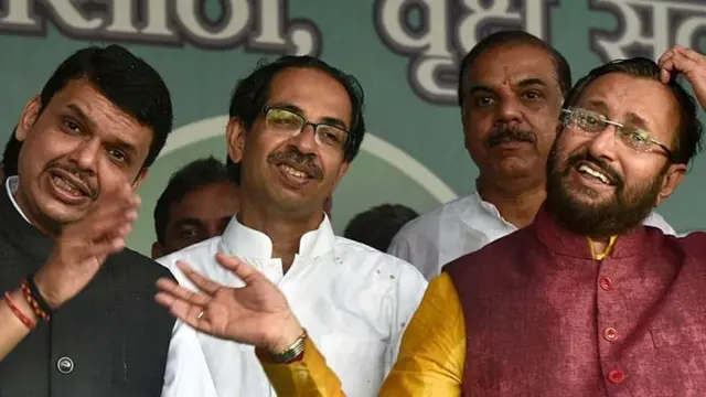 देवेंद्र फडणवीस, उद्धव ठाकरे आणि प्रकाश जावडेकर