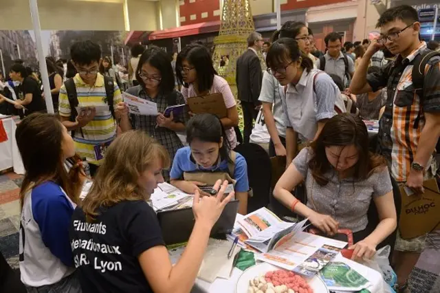 Học sinh tìm hiểu cơ hội du học trong một ngày hội du học Pháp tại Hà Nội.