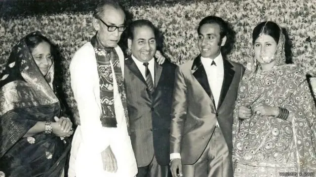 रफ़ी के बेटे ख़ालिद की शादी में (बाएँ से दाएँ) बिल्कीस, संगीतकार एसडी बर्मन, रफ़ी, ख़ालिद और उनकी बीवी यास्मीन