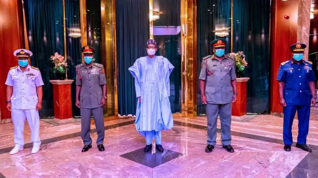 Aarẹ Buhari atawọn olori ologun ni Naijiria