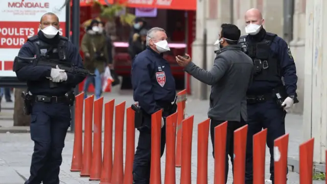 Des policiers français contrôlent les autorisations de sortie des personnes le 2 avril 2020 à Saint-Denis, près de Paris