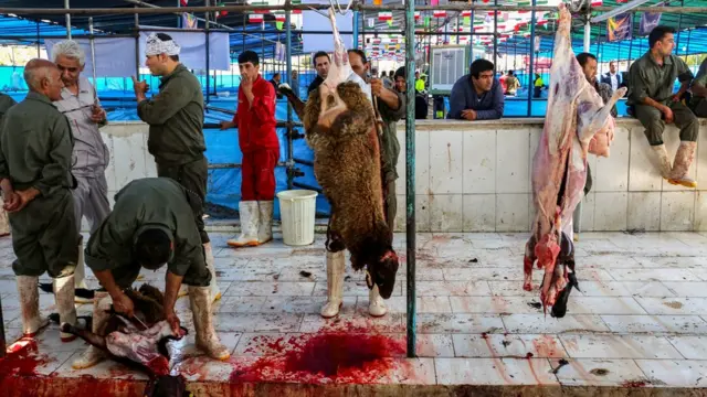Mahauta sun yanka rataye naman Ragunan layya da suka yanka aka gyara a Tehran babban birnin Iran