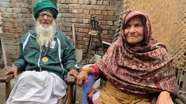 पत्नी के साथ पहलवान