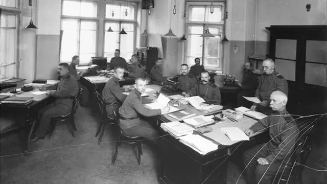 Сотрудники Петроградского жардармского управления за работой