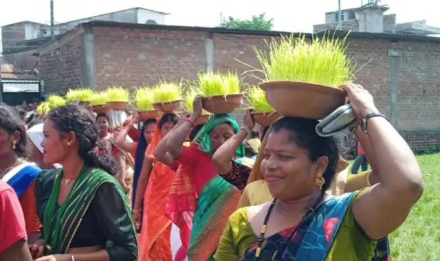 सुनसरीको भोक्राहा नरसिंह गाउँपालिकामा शनिवार आयोजित उराँव (कुडुख) आदिवासी जनजातिहरूको पर्व राष्ट्रिय करम महोत्सवमा जमरासहित उपस्थित उराँव महिला