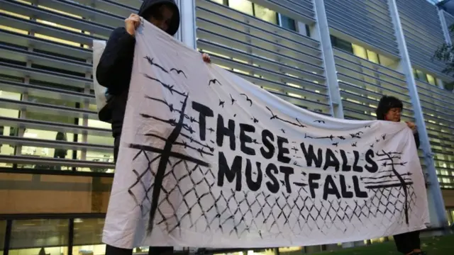 मरने वालों के लिए प्रदर्शन