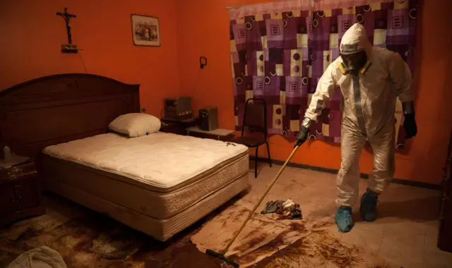 Donovan Tavera limpia el piso