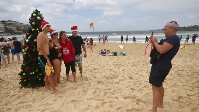 澳大利亞居民湧到沙灘游泳慶祝聖誕