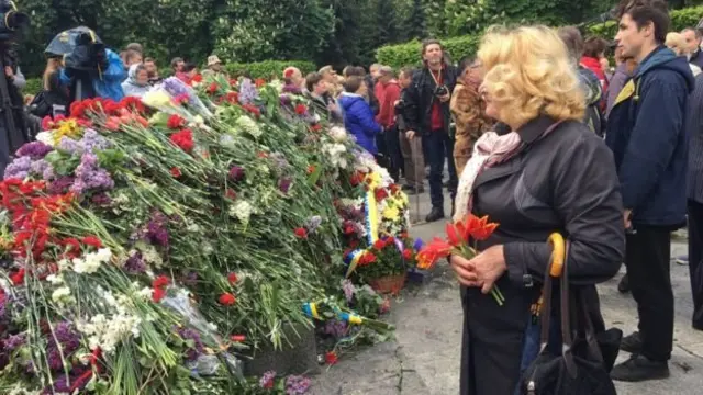 В Киеве в 2017 году 9 мая сотни киевлян почтили память погибших во Второй мировой войне в парке Славы