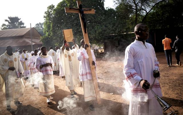 مسيحيون كاثوليك ينطلقون في موكب الحج السنوي إلى مزار مقدجس في مدينة كيتا بمالي