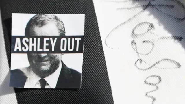 لافتة كتب عليها "آشلي آوت"