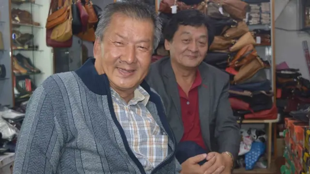 पॉल लियॉन्ग अपने एक दोस्त के साथ