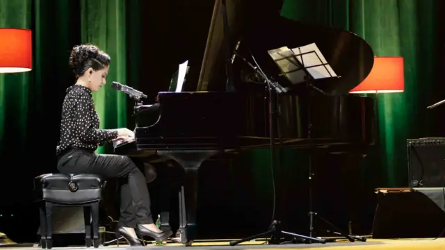 Haydée Milanés tocando piano