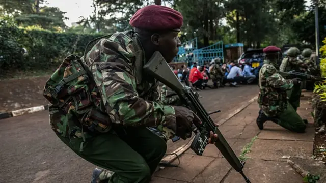 Les forces de sécurité kényanes en opération dans l'enceinte du complexe hôtelier visé par les assaillants.