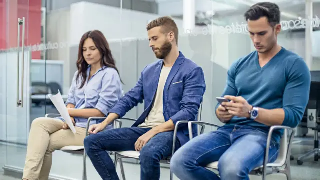 Jóvenes esperan para un entrevista de trabajo