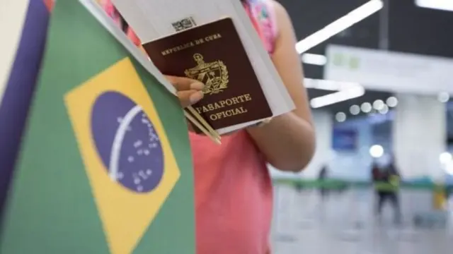 Pessoa com passaporte cubano e bandeira do Brasil