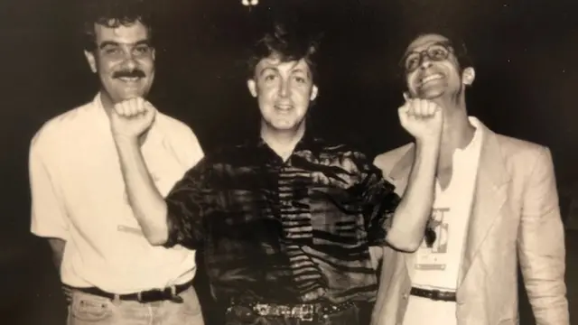Luiz Oscar Niemeyer, Paul McCartney e Christian Nach posam sorrindo para foto em preto e branco